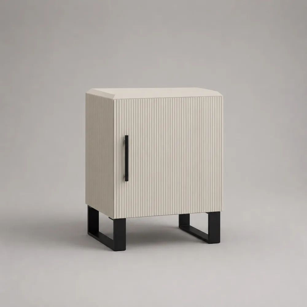 Comodino rettangolare con anta scanalata in MDF e gambe in acciaio, avorio e nero, 45 x 35 x 60 cm