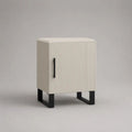 Comodino rettangolare con anta scanalata in MDF e gambe in acciaio, avorio e nero, 45 x 35 x 60 cm