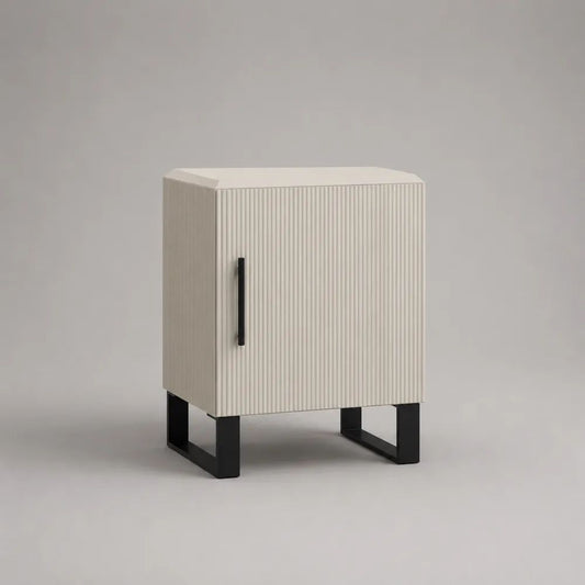 Comodino rettangolare con anta scanalata in MDF e gambe in acciaio, avorio e nero, 45 x 35 x 60 cm