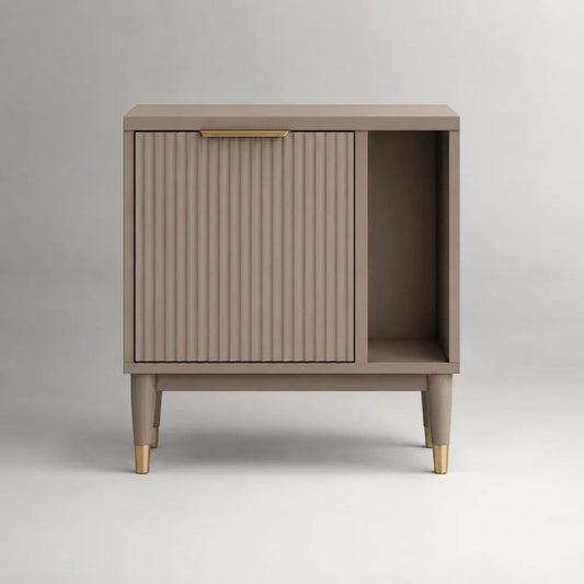 Comodino rettangolare in MDF con anta scanalata e vano aperto, tortora e oro, 60 x 40 x 70 cm